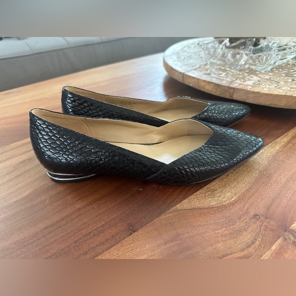 Naturalizer women’s black point to flats – size 6 - Picture 2 of 7